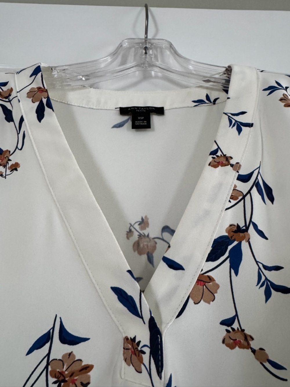 Ann Taylor White Floral V-Neck Petite Top with Navy and Tan Print